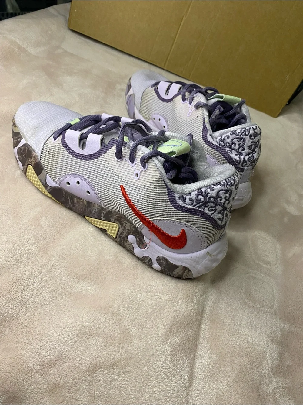 Nike mens Athletic Sneakers in Lavender and Lime Accent size 8.5